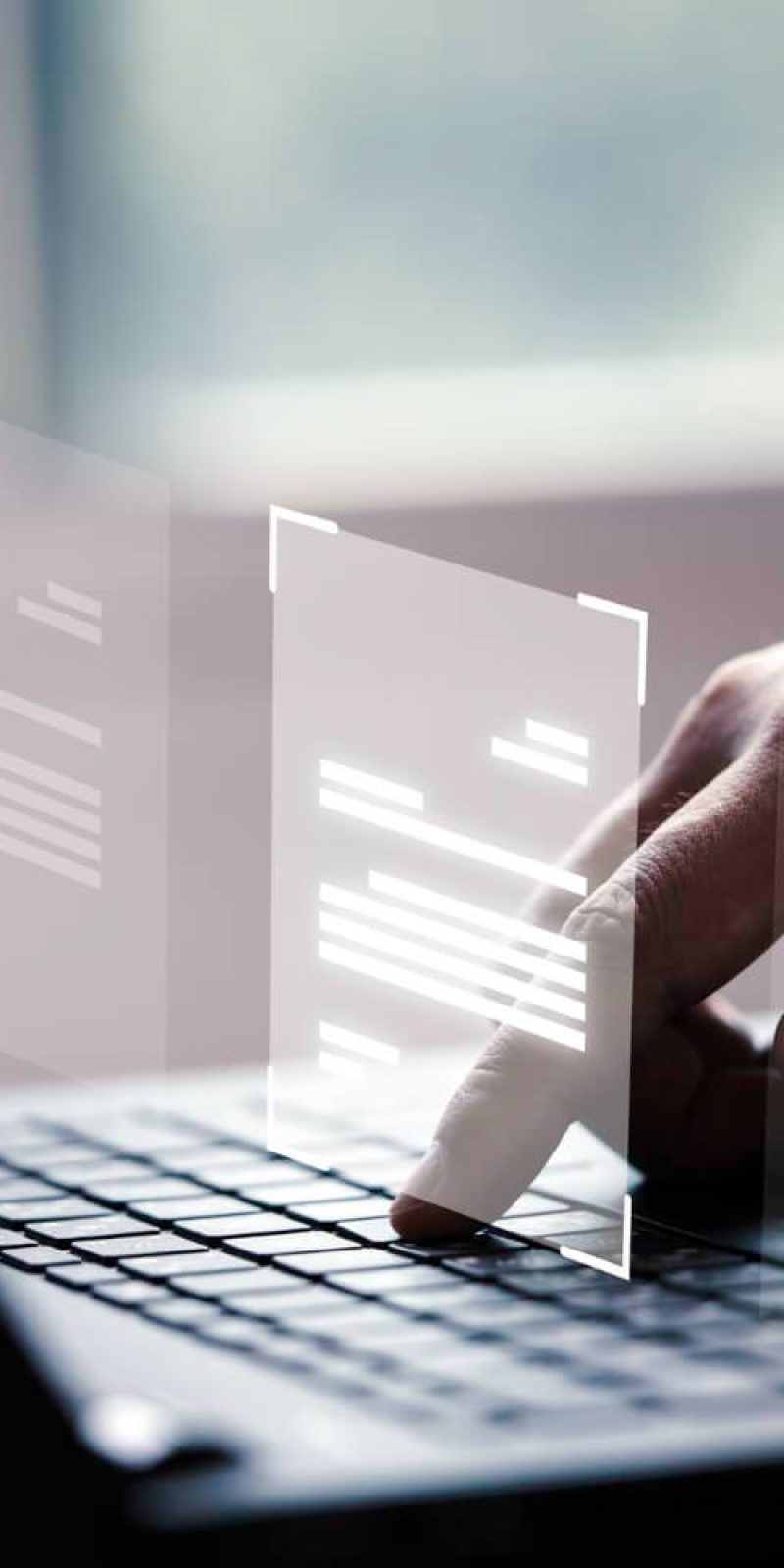 Profissional de TI trabalhando em notebook com interface digital sobreposta
